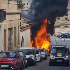 Un incendi a un contenidor deixa danys a una façana i un vehicle a Alcoi