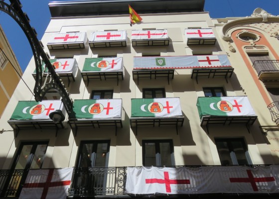 Assessors de l&rsquo;Associaci&oacute; de Sant Jordi firmen un manifest per a que es mantiga la Creu als cobertors dels balcons