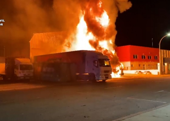Un incendi en Ibi destapa un grup criminal que cremava naus i camions per controlar el preu dels palets