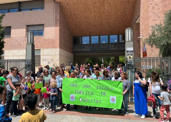 Concentració al Romeral en contra del tancament i a favor de l'escola pública. 