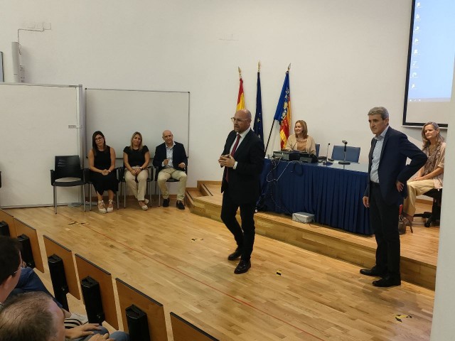 El secretari autonòmic presenta el nou equip, amb Alfredo Rizo a la dreta de la imatge. 