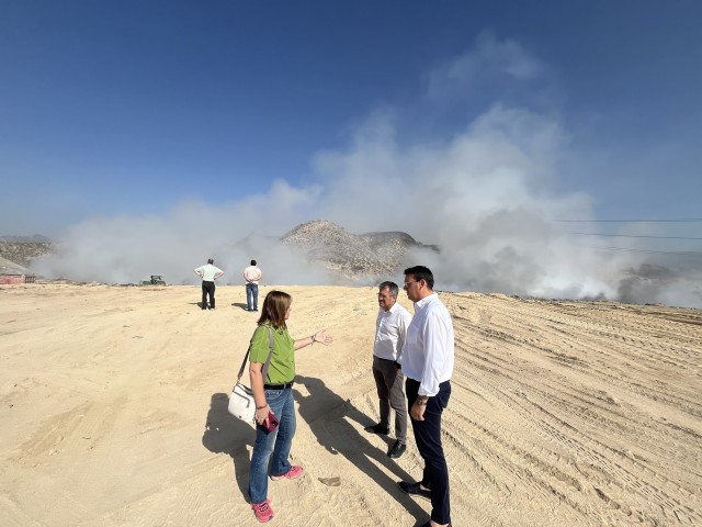 Els alcaldes dels pobles afectats visiten la zona de l'incendi. 