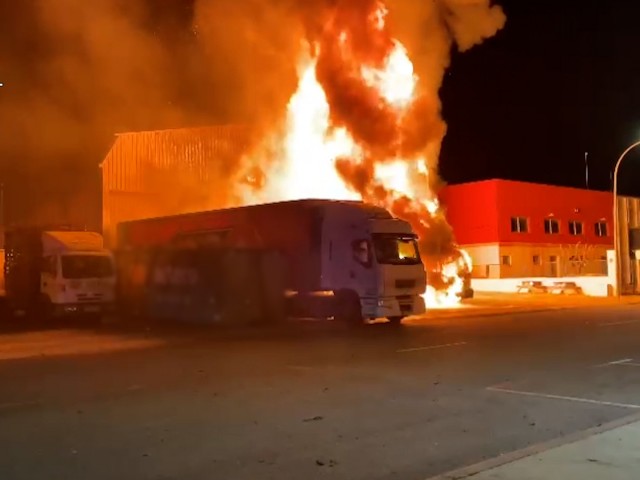 Un incendi en Ibi destapa un grup criminal que cremava naus i camions per controlar el preu dels palets