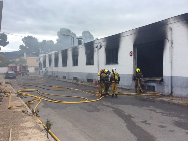 Els bombers sufoquen un incendi a una empresa d&#039;Ibi