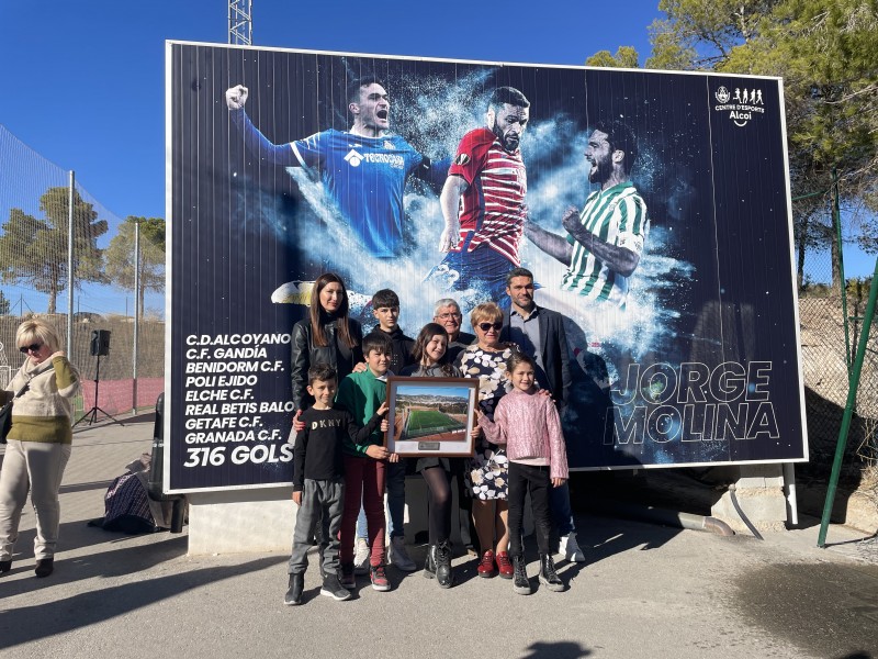 Jorge aMolina i els seus familiars amb el seu mural / M. Martí