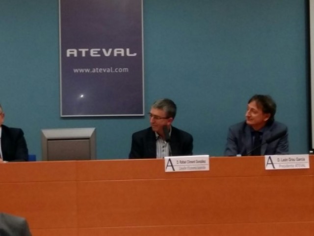 León Grau en el moment del nomenament, amb el conseller d'economia. 