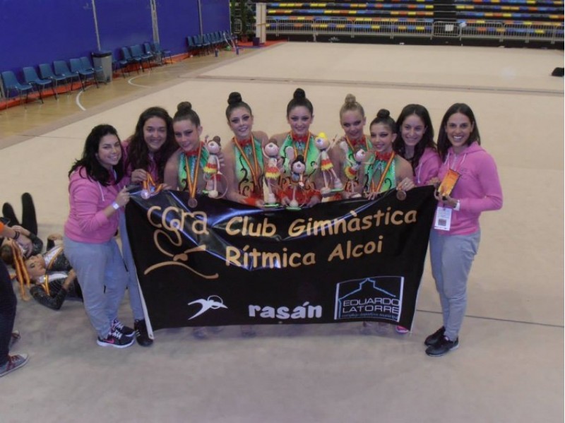 Les cinc gimnastes que van guanyar el bronze en el Nacional cadet per conjunts amb les quatre entrenadores del CGRAlcoi. / CGRAlcoi