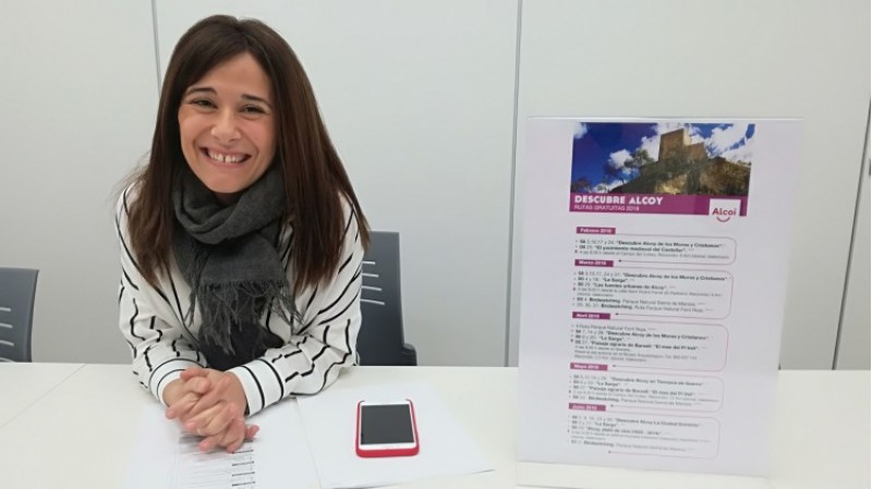 La regidora de turisme Lorena Zamorano, presenta les rutes Descobreix Alcoi per a l'edició 2018