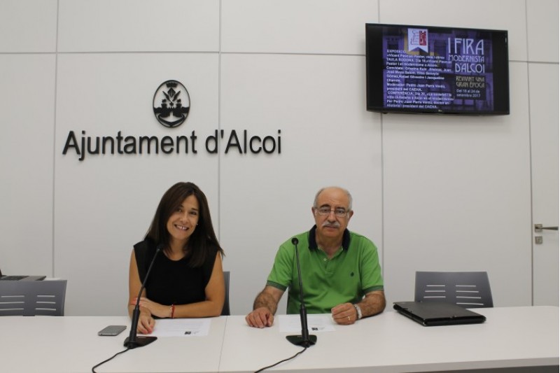 Pedro Juan Parra i Lorena Zamorano en la presentació de les activitats del CAEHA / Ajuntament