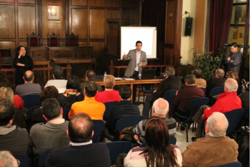 L'alcalde Toni Francés ha exposat a la ciutadania els Pressupostos Municipals de 2013./ AM