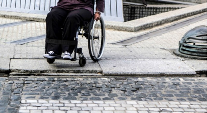 El col·lectiu Avanzar sobre la base d’un estudi, considera que el centre d’Alcoi és el barri amb més problemes d’accessibilitat 