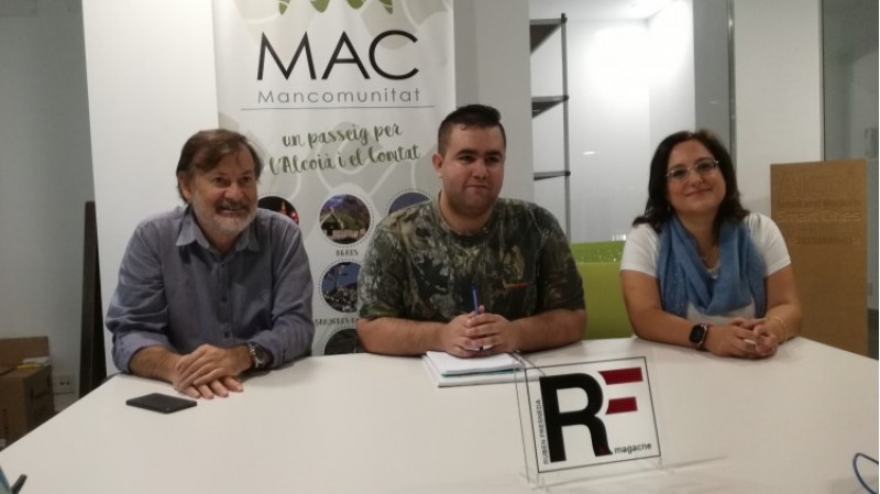 Aitor Pla en mig, amb Lucía Romero, d'Art Nostre; i amb Manolo Gomicia, gerent de la Mancomunitat de l'Alcoià i el Comtat, que dóna suport a la revista