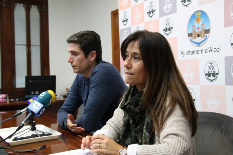 Natxo Gómez i Lorena Zamora durant la roda de premsa. / SG