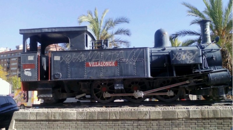 Locomotora de l'antic tren Xixarra situada a la Plaça Al-Azraq / R.LL