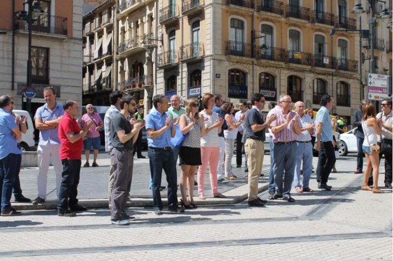 Els assistents a la concentració aplaudeixen quan acaba el minut de silenci / SG