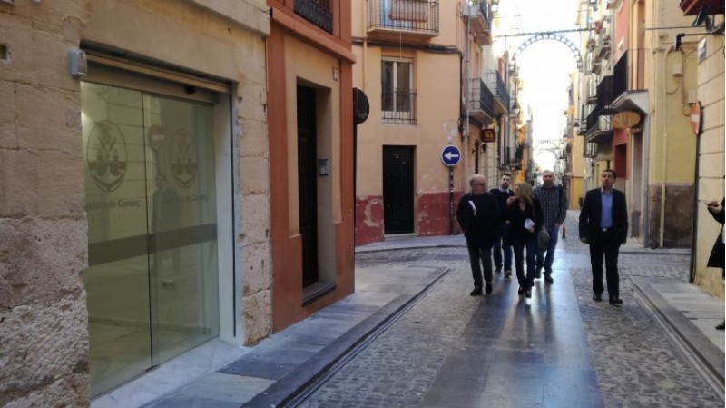 L'alcalde Toni Francés i la regidora Vanessa Moltó visiten la nova Oficina de Dinamització Comercial al carrer Sant Francesc 38