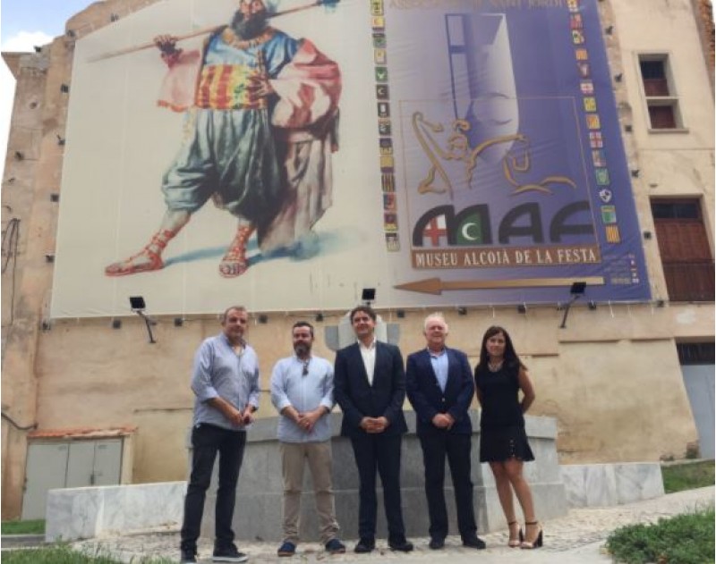 Jordi Martínez, Raül Llopis, Francesc Colomer, Juan José Olcina i Lorena Zamorano després de signar el conveni / R. Lledó