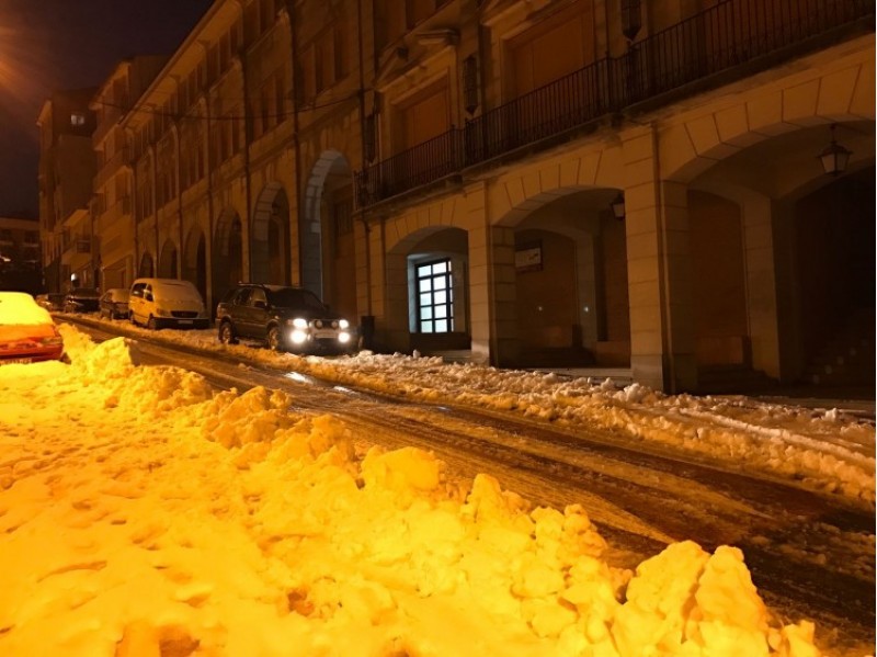 El Col·legi públic Sant Vicent, a última hora de la vesprada encara tenia molta neu en els accessos/Aj.