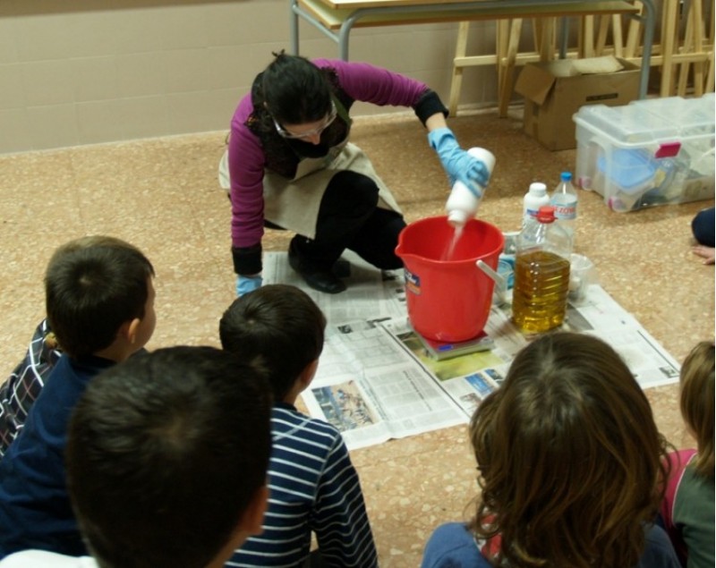 Un dels cursos està dirigit a la ‘Reducció i reciclatge dels residus de les nostres cases’./ AM