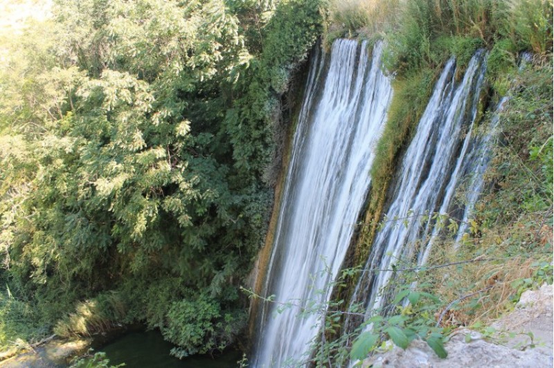 En aquesta cascada fa anys que es podia banyar, però ara per la falta de neteja no es pot. / SG