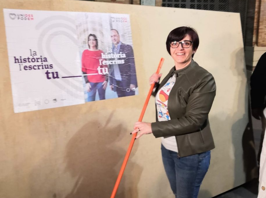 Estefanía Blanes, número 3 per Unides Podem - Esquerra Unida, en l'apegada de cartells a Alacant. 