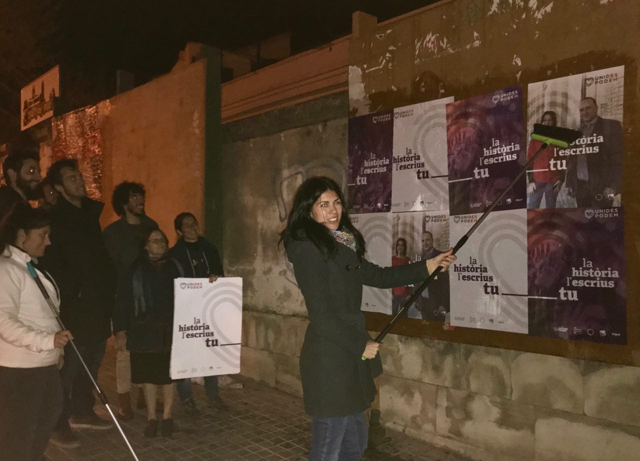 Naiara Davó, número 4 d'Unides Podem - Esquerra Unida, en l'apegada de cartells a Alcoi