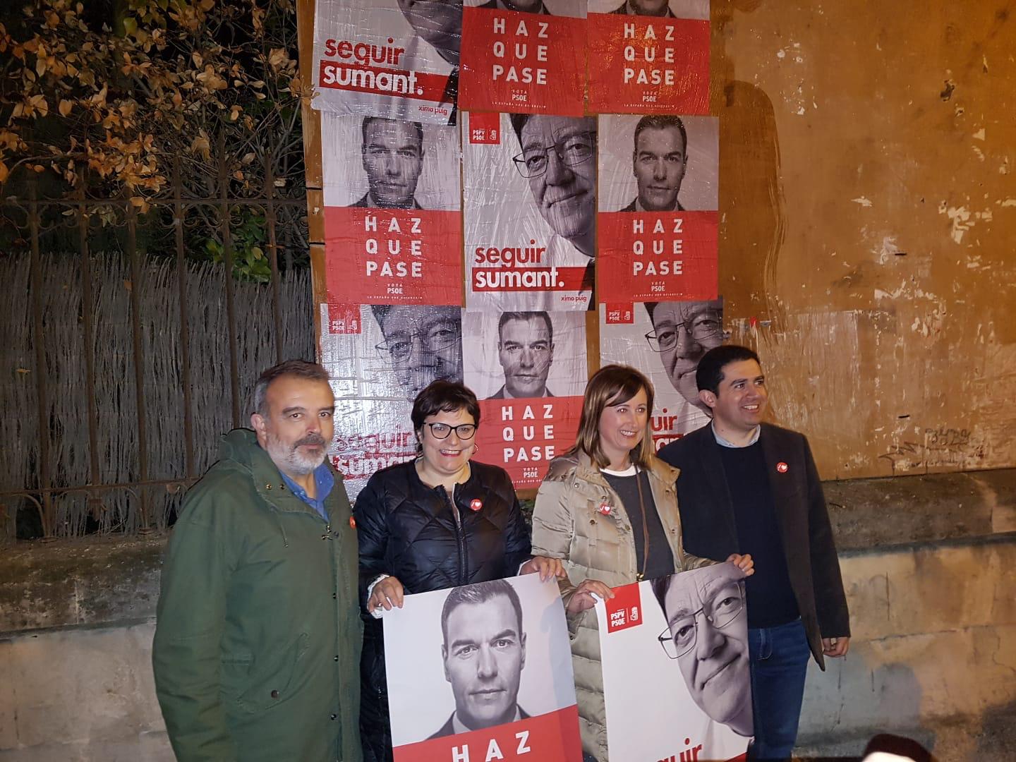 La candidata al Congrés Patri Blanquer, i la candiata a les Corts, Aroa Mira, apeguen cartells en el Teix d'Alcoi