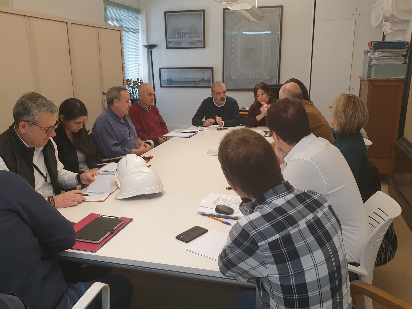 Reunió prèvia a l'inspecció dels edificis.