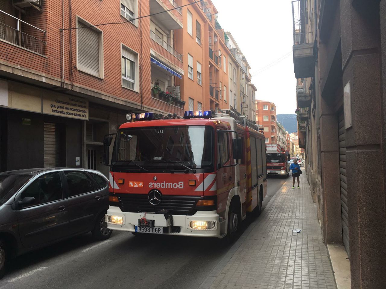 Bombers actuant al carrer Perú aquest 2 de març