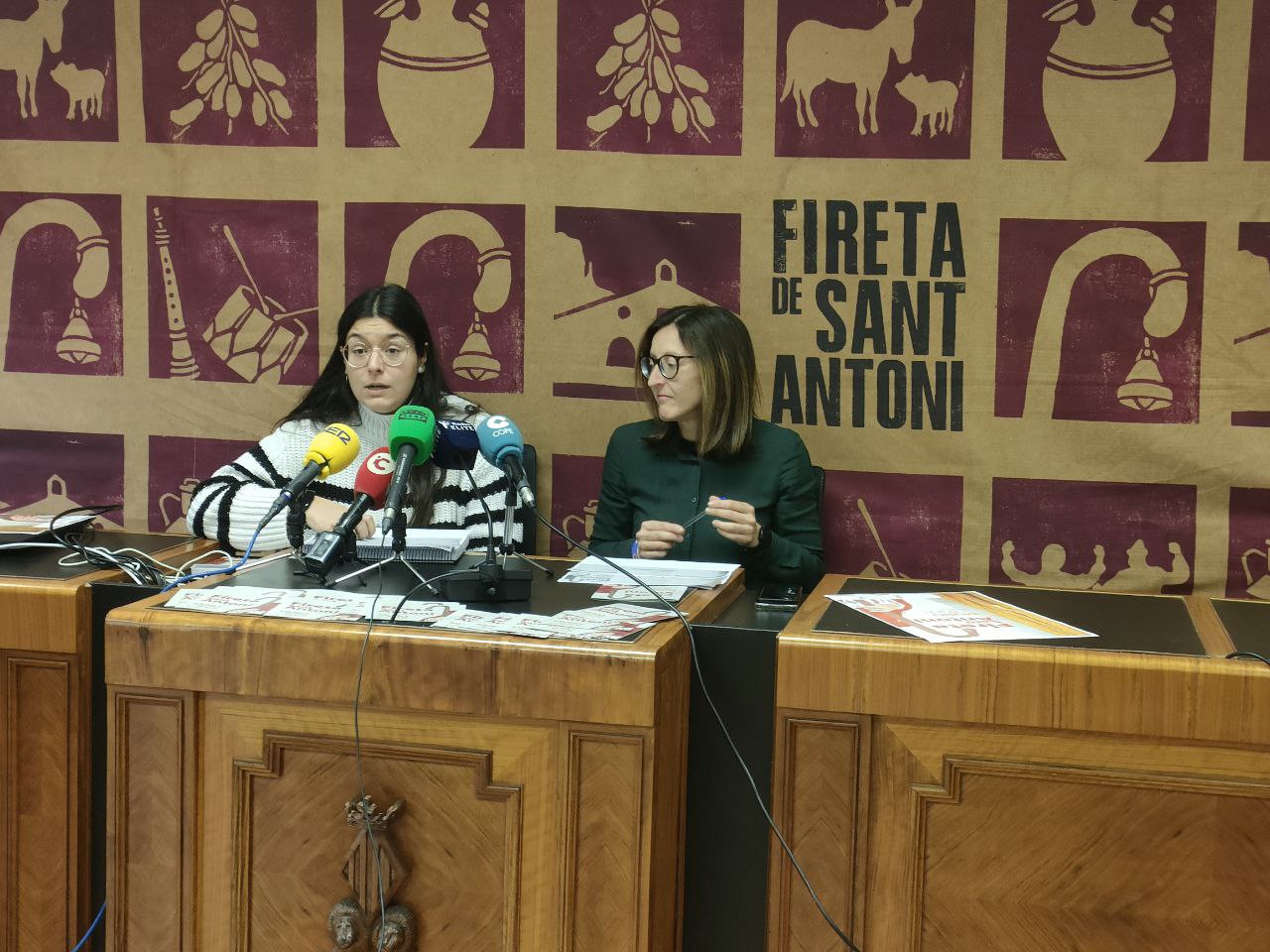 Les regidores de cultura i turisme, Èlia Calbo i Carol Ivàñez, presenten la programació. 