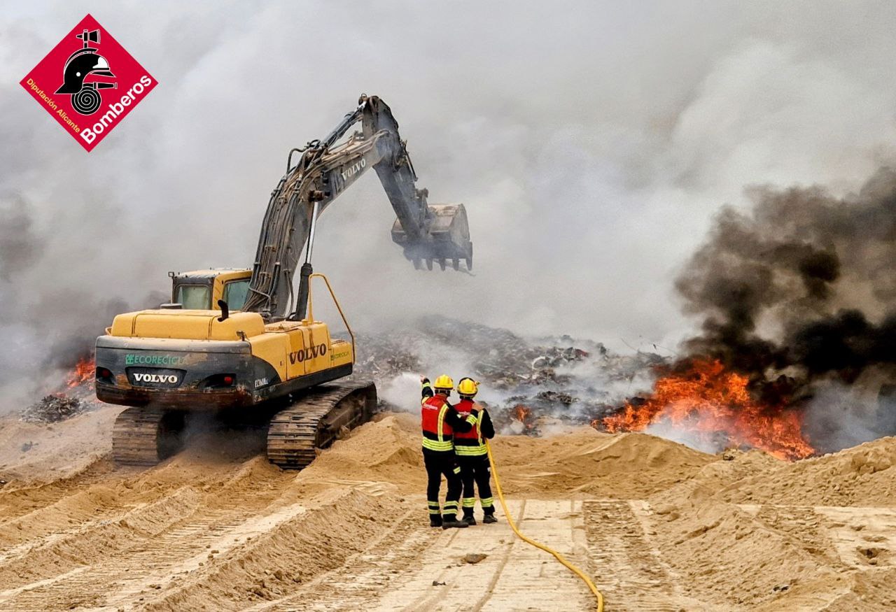 Imatge dels Bombers treballant en l'incendi. 