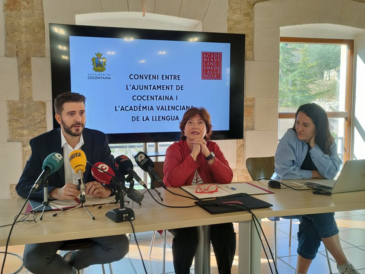 Jordi Pla i Verònica Cantó en la roda de premsa amb la regidora de normalització Berta Iñíguez. 