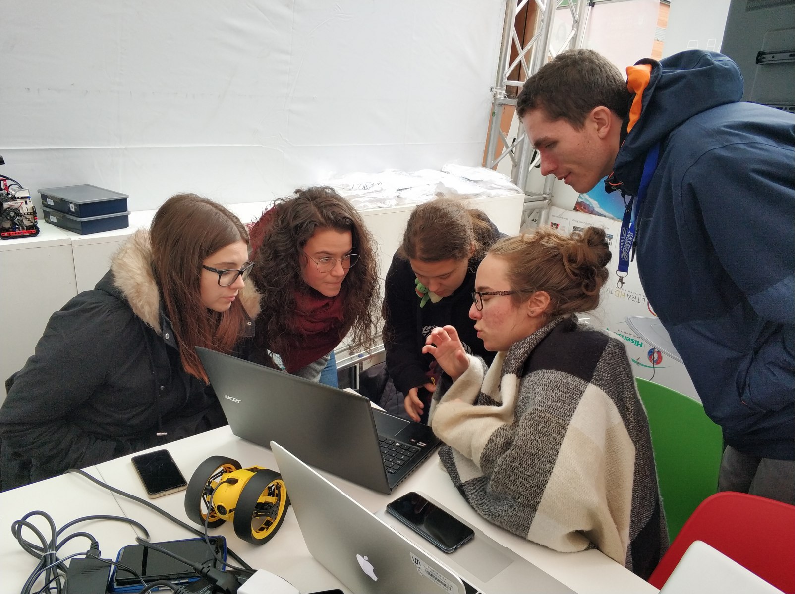 Els estudiants participants en el projecte, en l'estand de la UPV a la Fira de Tots Sants de Cocentaina